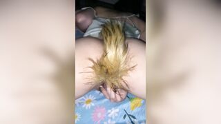 Cặp đôi địt nhau còn nhét thêm đuôi cáo vào lỗ đít để tăng độ kích thích
