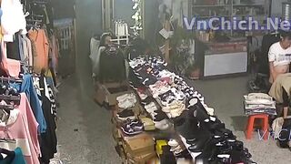 Hack Camera Shop quần áo phát hiện anh chủ tiệm địt em nhân viên bán hàng 3