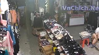 Hack Camera Shop quần áo phát hiện anh chủ tiệm địt em nhân viên bán hàng 3