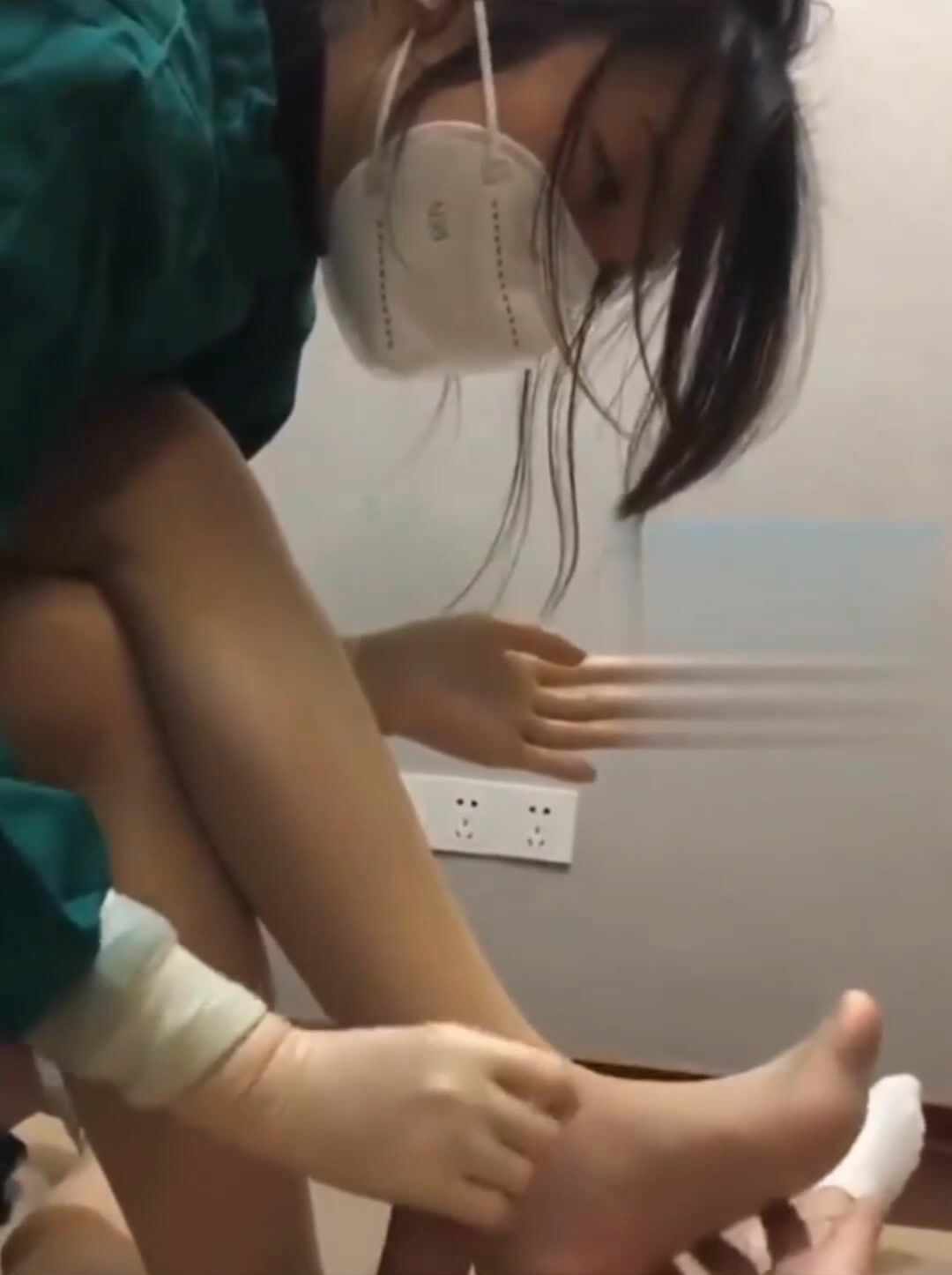 Nữ y tá sức cu cho bệnh nhân