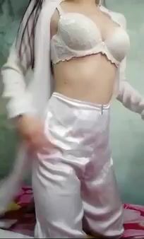 Em gái áo dài show hàng