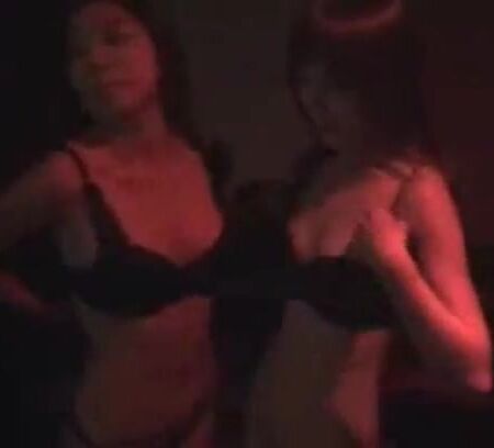2 girl thác loạn nhau trong quán karaoke