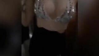 Idol vanky đi khách