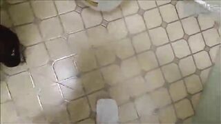 Đụ em nhân viên ở wc công ty