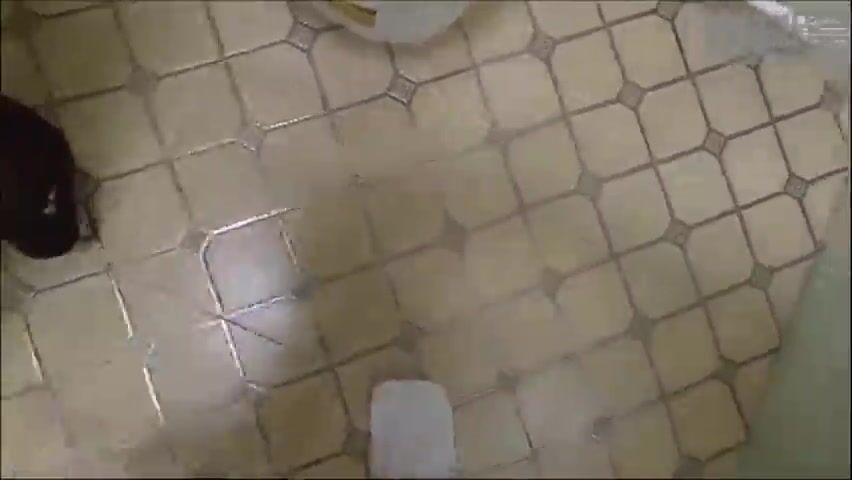 Đụ em nhân viên ở wc công ty