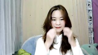Em gái áo dài xinh đẹp livestream show hàng thủ dâm