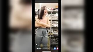 Như một thói quen em gái xinh lộ hàng khi đang livestream bán hàng trên Facebook