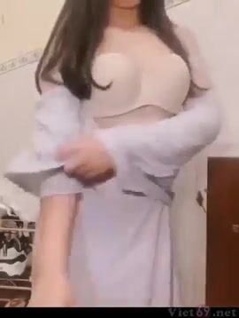 Nư sinh áo dài show hàng móc bướm