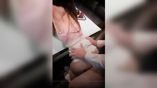 Địt em gái xinh đang hát xong xuất tinh trong bướm