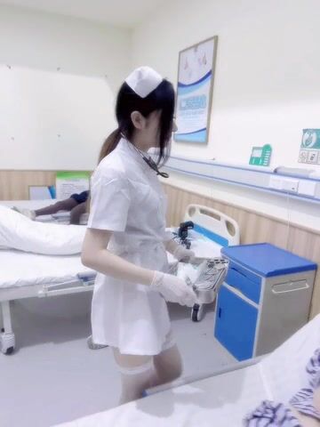 Nữ bác sỹ và cô bệnh nhân les nhau trong phòng bệnh