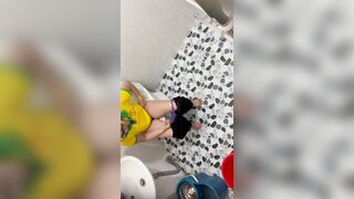 Hay lén gái xinh đi tiểu