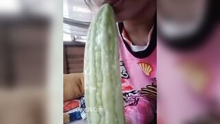 Bé học sinh thủ dâm bằng trái ủ qua