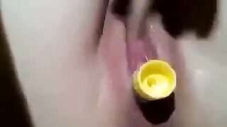 tina thủ dâm trong nhà tắm