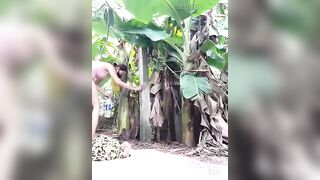 sovarwet livestream thủ dâm ngoài vườn chuối cho mát nè
