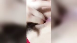 Em gái đến nhà chị gái chơi thấy anh chị địt nhau kêu to và giường kêu cót két