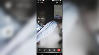 bé học sinh cho ny xem hàng