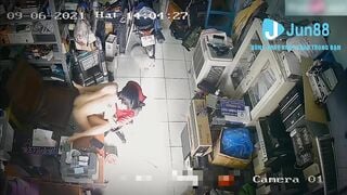 Quya lén 2 vợ chồng djt nhau luôn trong cửa hàng bị phát hiện