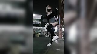 Thủ dâm giữa đường mặc kệ người lạ
