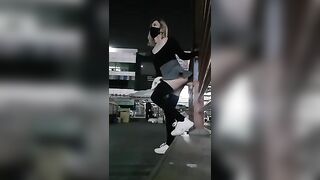 Thủ dâm giữa đường mặc kệ người lạ