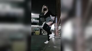 Thủ dâm giữa đường mặc kệ người lạ