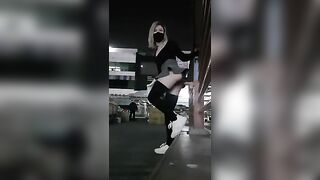 Thủ dâm giữa đường mặc kệ người lạ
