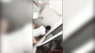 Phát hiện 2 e học sinh djt nhau trong toilet bị GVCN phát hiện
