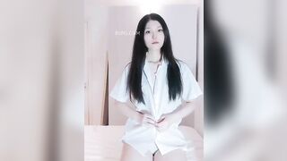 Cô gái Malaysia cởi đồng phục học sinh và thủ dâm
