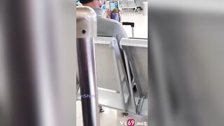 Trong lúc chờ máy bay bác trai video call về xem bác gái show bưởi 2