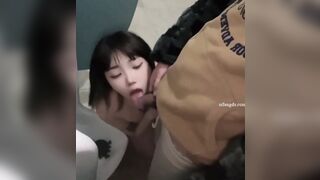 Đí đái có cái bồn biết bú cu dâm đãng mặt xinh