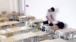 Cặp đôi quan hệ tình dục trong lớp học và phát hiện camera giám sát