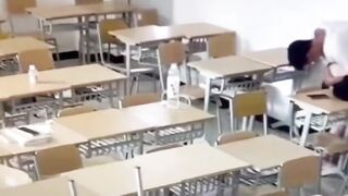 Cặp đôi quan hệ tình dục trong lớp học và phát hiện camera giám sát