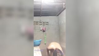 Em gái quê Việt Nam livestream tắm show hàng 2