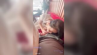 Đi hẹn hò với bé rau dâm mới lớn, em nứng quá đè anh bú public giữa quán cafe