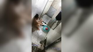 Quay lén e hàng xóm đi tắm thủ dâm bằng vòi nước lên đỉnh rên rjr