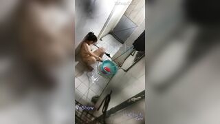 Quay lén e hàng xóm đi tắm thủ dâm bằng vòi nước lên đỉnh rên rjr
