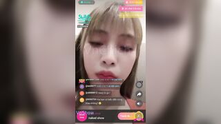 SwagLive baobie đang đi ăn với bạn có kèo show vội vào toilet cởi đồ show kiếm tiền