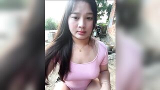 Chubby vú to ra lề đường khoe hàng gạ khách