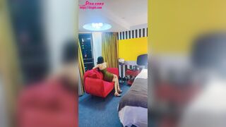 chịch" bằng chân, và cô ấy cực kỳ chủ động khi được thỏa mãn. Bạn có thích một cô chị