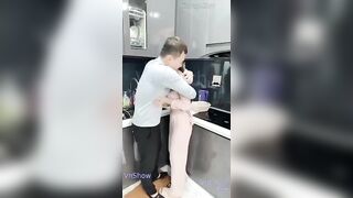 Súc vật bóp vú tốc váy sờ lồn vợ bạn thân trong bếp bị phát hiện