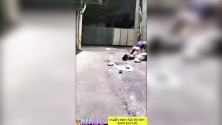 Ông chú bụng phệ đụ bé gái vô gia cư ngủ ngoài đường 2