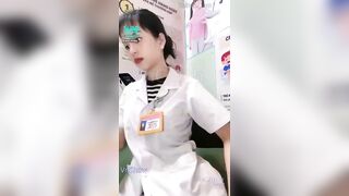 Bé dược sĩ show vú nhét sex toy rung trong lồn khi bán thuốc nước chảy