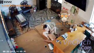2 vợ chồng djt nhau trước phòng khách rúngd lúc con gái về