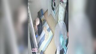 đè con bạn thân ra đụ quên mất nhà có camera bị ông bố phát hiện