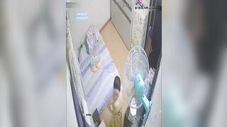 đè con bạn thân ra đụ quên mất nhà có camera bị ông bố phát hiện
