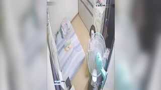 đè con bạn thân ra đụ quên mất nhà có camera bị ông bố phát hiện