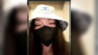 em gái lồn non đang thủ dâm trong nvs công cộng thì có người vào và cái kết