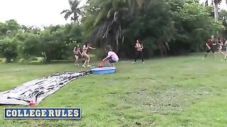 COLLEGE RULES - Des étudiants Sauvages Jouent à un Jeu De Kickball En Plein Air Naked