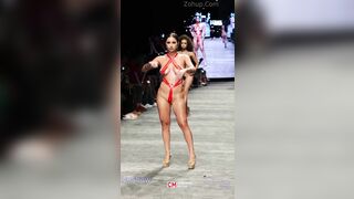 Sex biểu diễn thời trang lộ vú lồn gạ djt mấy e người mẫu