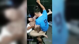Độc lạ, E học sinh đá bóng xem đè luôn Cô giáo ra djt khi đi đái