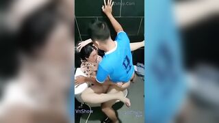 Độc lạ, E học sinh đá bóng xem đè luôn Cô giáo ra djt khi đi đái